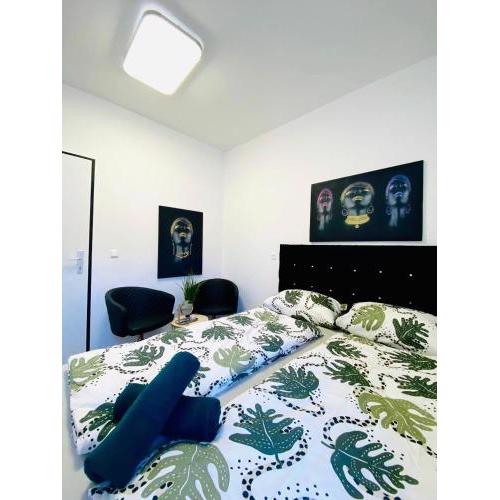 Near Schönbrunn - Economy Rooms in Shared Apartment at Meidling Train Station