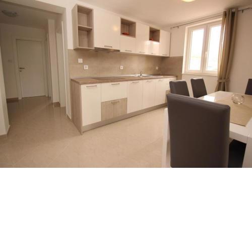Neu modern eingerichtete Apartment für 4 Personen in einem Haus mit mehrere Apartments und mit Pool