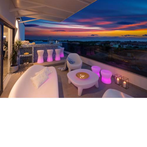 NEW luxury Penthouse with swimming pool and amazing sea view!
