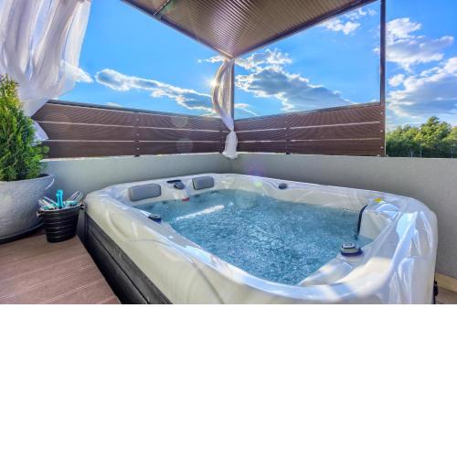 New, modern apartment with HOT TUB