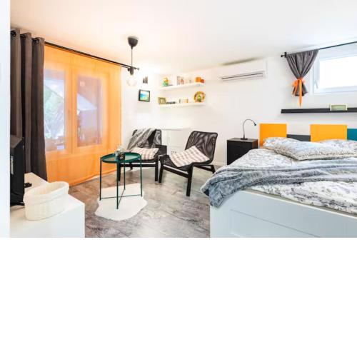 New Studio Apartment Emmy with free street parking