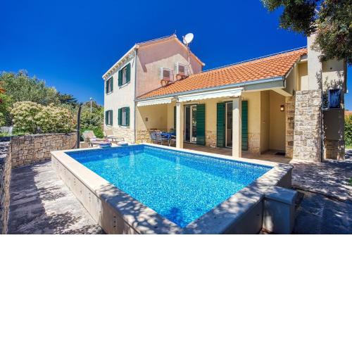 NEW! Villa SAN with heated pool, traditional surroundings, 3-bedrooms