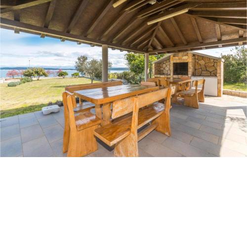 Nice Apartment In Banj With Kitchen