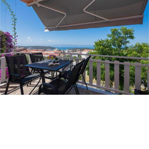 Nice Apartment In Makarska With Kitchen