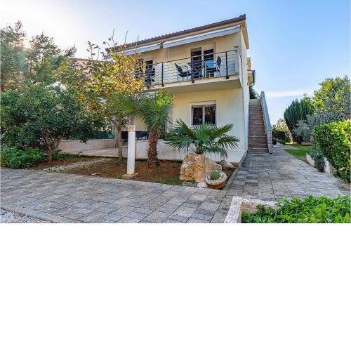 Nice Apartment In Medulin With Kitchen