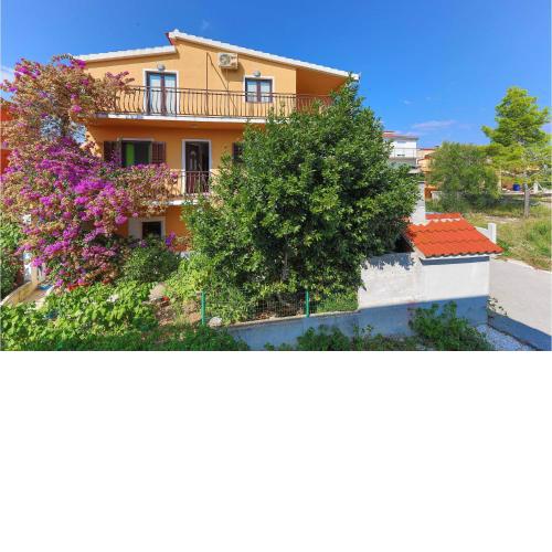Nice Apartment In Okrug Donji With Kitchen