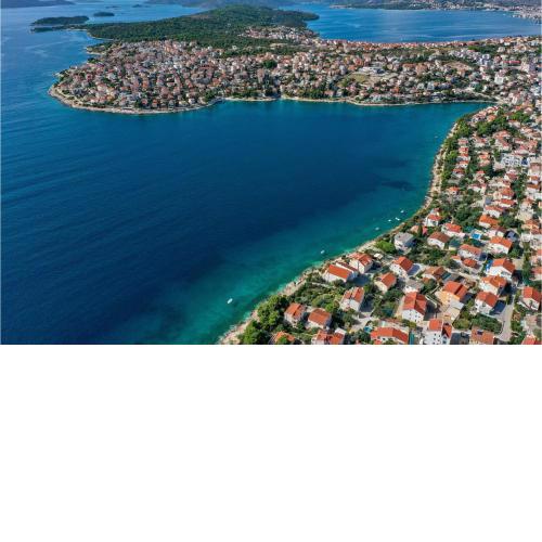 Nice Apartment In Okrug Gornji With Jacuzzi