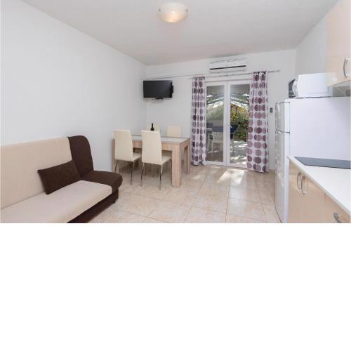 Nice Apartment In Orebic With Kitchen