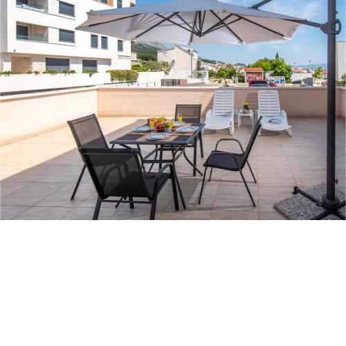 Nice Apartment In Podstrana With Kitchen