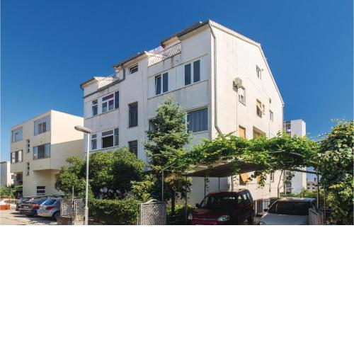 Nice Apartment In Split With Kitchen