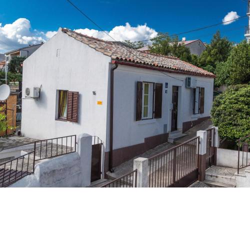 Nice holiday house with covered terrace and garden