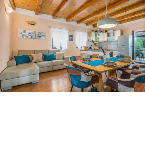 Nice Home In Lakmartin With Outdoor Swimming Pool