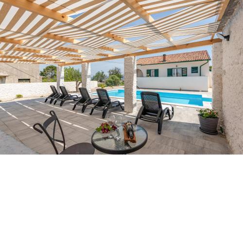 Nice Home In Lun With Outdoor Swimming Pool
