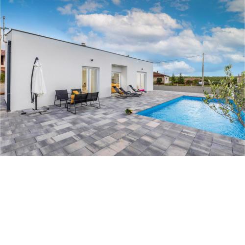 Nice Home In Majmajola With Outdoor Swimming Pool