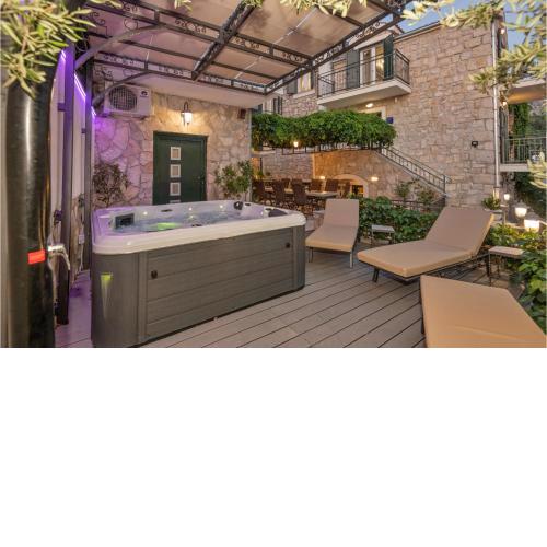 Nice Home In Makarska With Heated Swimming Pool