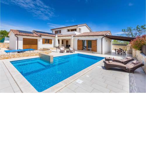 Nice Home In Sveti Kirin With Jacuzzi