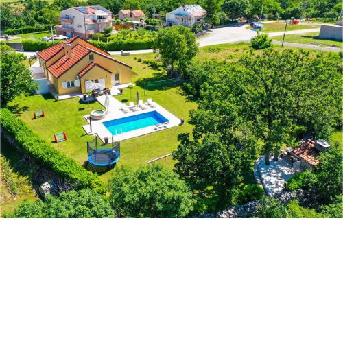 Nice Home In Vinjani Gornji With Kitchen