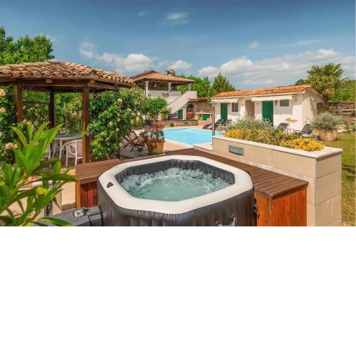 Nice Home In Zatka With Jacuzzi