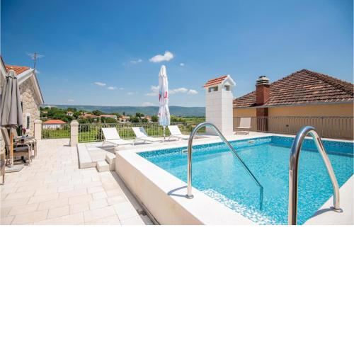 Nice Home In Zmijavci With Outdoor Swimming Pool