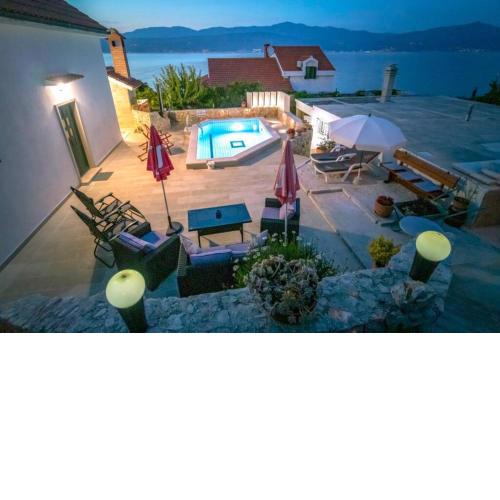 Nice house with pool-Splitska