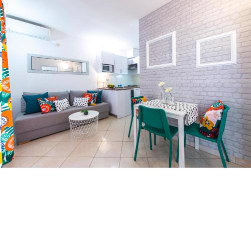 Niko's Charming Apartment with FREE parking