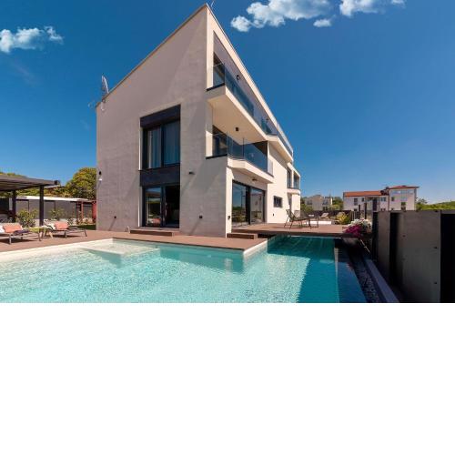 Noble strandnahe Villa mit Meerblick, Privatpool, Gym, nur 700 Meter zum Strand