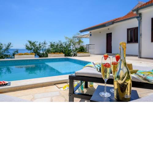 Nudist friendly villa with fence arround pool and garden to relax and enjoy