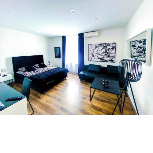 Octagon Main Square Apartment