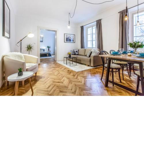 Old Town 2 BDR apartment, free coffee