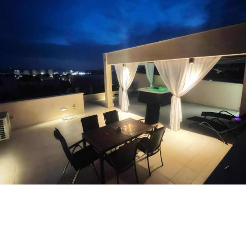 Olive Oasis Penthouse With Jacuzzi