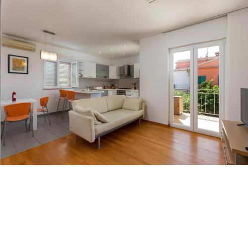 One-bedroom apartment ALBIS with balcony and parking in Rovinj