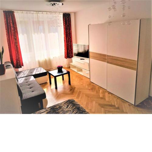 Parking free one room with Netflix in shared flat with a woman in next room and shared bathroom and kitchen NO INVOICE