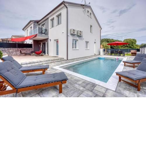 Peaceful Blooming Villa with Pool