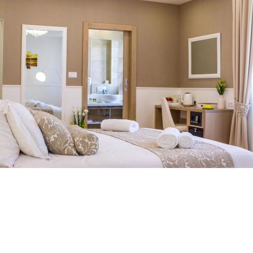 Peninsula Luxury Suite