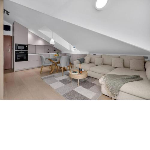 Penthouse Nikolina-50m to beach!