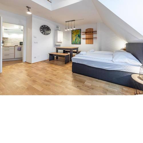 Penthouse Suites by JR City Apartments