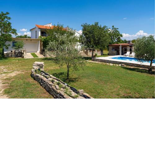 Pet Friendly Home In Donji Kasic With Kitchen
