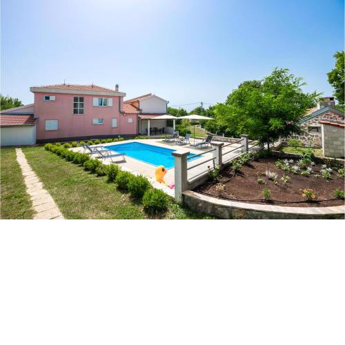 Pet Friendly Home In Studenci With Kitchen