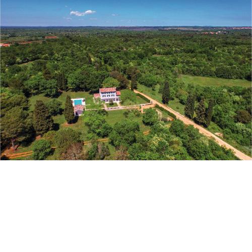 Pet Friendly Home In Valbandon With Kitchen