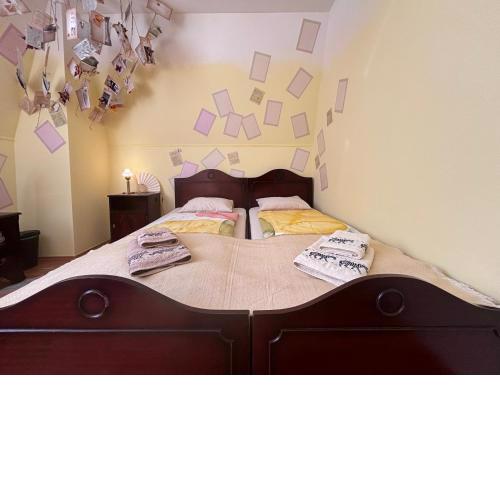 Poet's Theme Room, Free Parking