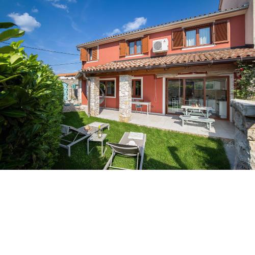 PoIai Stonehouse with Jacuzzi
