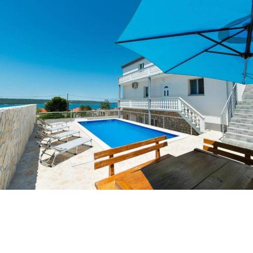 Pool apartment Leonardo