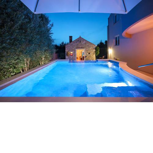 Pool apartment with traditional Dalmatian Konoba