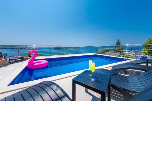 Pool Deck Comfort Apartment