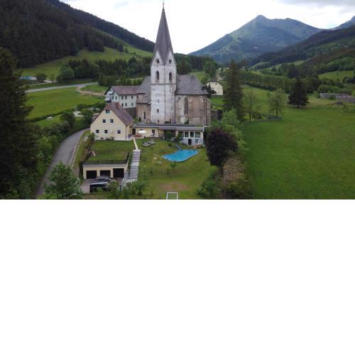 Pool, Pokale, Sauna, Billard, Kirche u. viel Natur