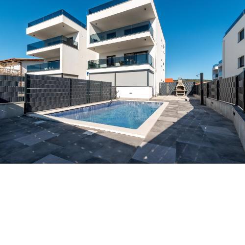 Poolside 2 bedroom ap. MARE