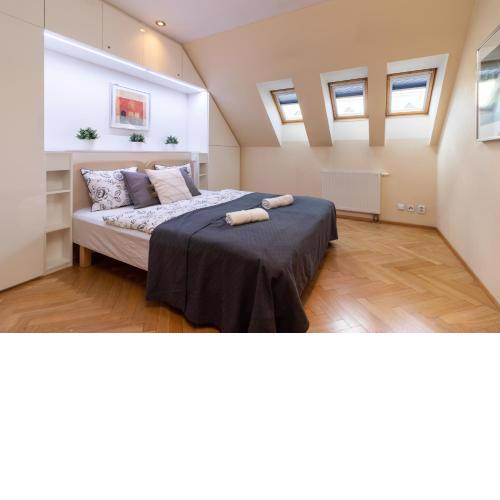 Prague Duplex 2BR Apart w. AC in New Town