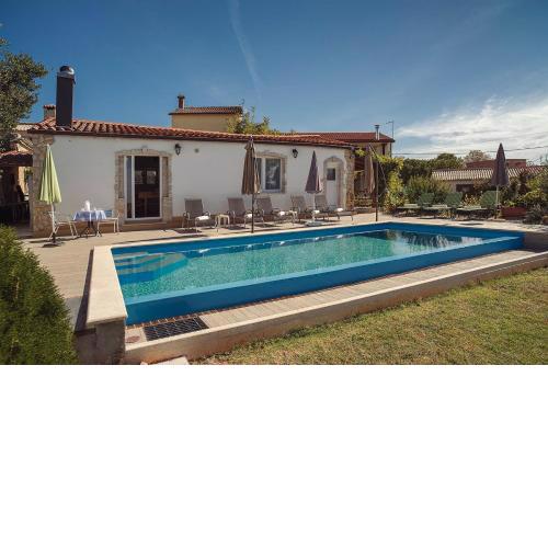 Preiswerte und schöne Ferienwohnung mit Pool, WLAN, Terrasse und Grill