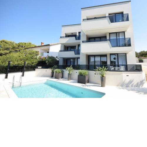 Premier Laguna Apartment