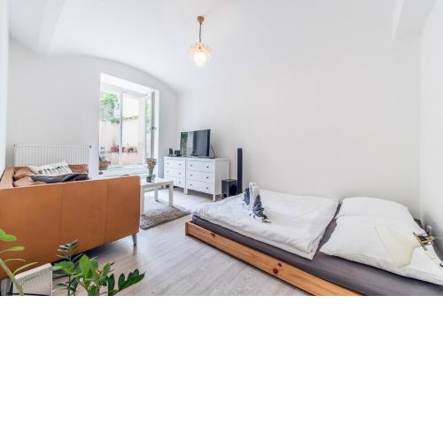 Quiet apartment in the city center with own terrace